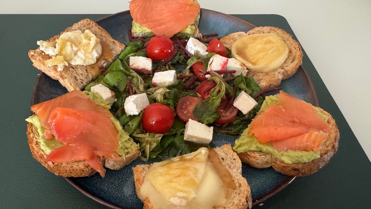 Salade tartine chevre / tarine avocat saumon